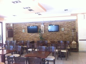 Tägliches kontinentales Frühstück (4 EUR pro Person)