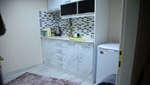 Fridge, electric kettle, cookware/dishes/utensils - Batusay Residence (Samsun)