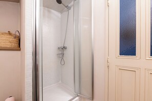 Family Quadruple Room | Bathroom - Bed End Breakfast du Centre (Bourg-Saint-Maurice)