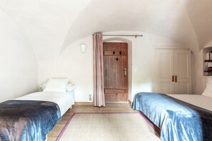 Family Quadruple Room | Down duvets, individually decorated, individually furnished, desk - Bed End Breakfast du Centre (Bourg-Saint-Maurice)