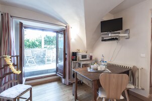 Quarto quádruplo família | Área de estar | TV de tela plana 60 cm com canais a cabo, TV, DVD player