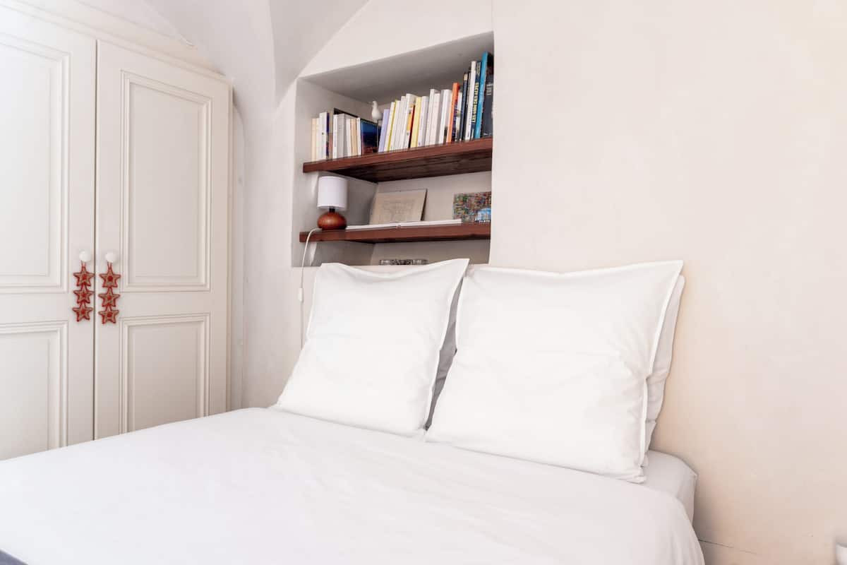 Habitación cuádruple familiar | Edredón, decoración personalizada, muebles diferentes y escritorio