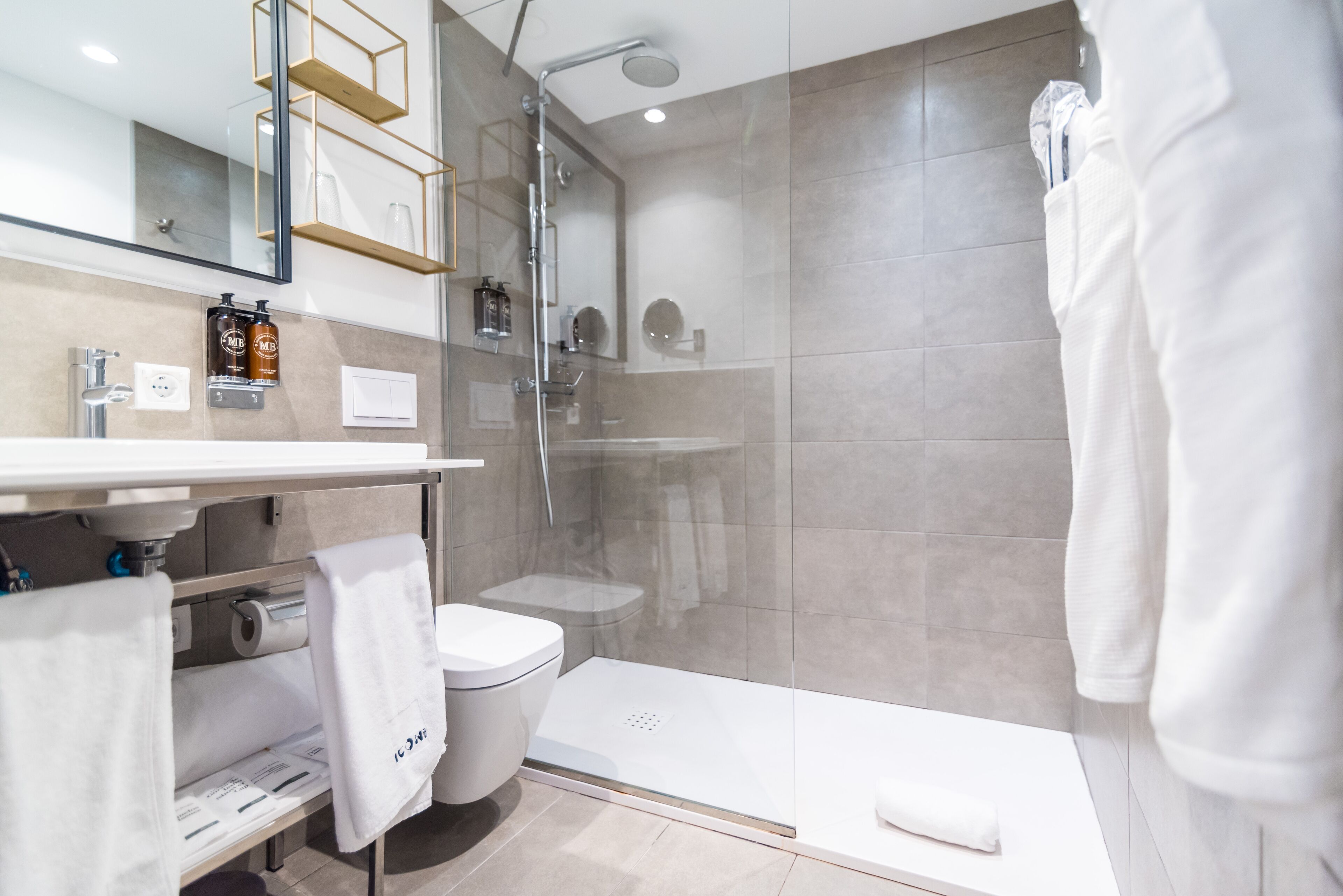standard double room | bathroom | shower, free toiletries, hair dryer, towels
