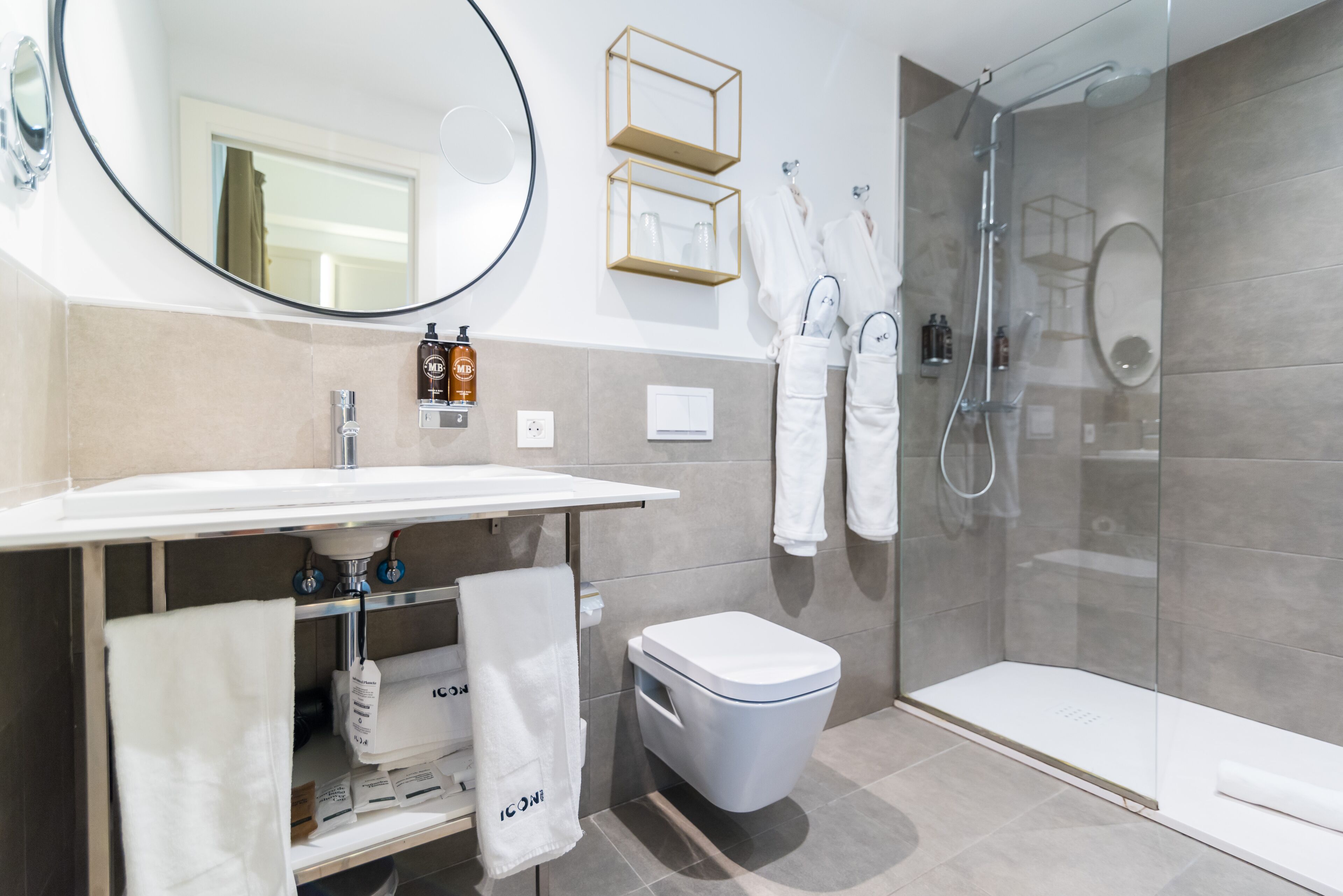 Un baño moderno con tocador, inodoro y cabina de ducha con vidrio.