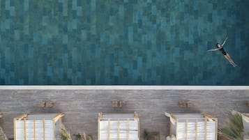 Innenpool, Sonnenschirme, Liegestühle