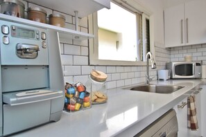 Căn hộ Cao cấp, 2 phòng ngủ, bếp, sát bãi biển | Bếp riêng | Tủ lạnh, lò vi sóng, lò nướng, bếp nấu 