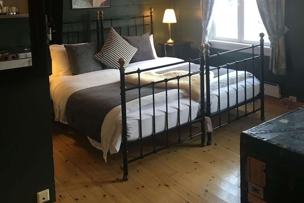Decoración personalizada, muebles diferentes y cortinas blackout