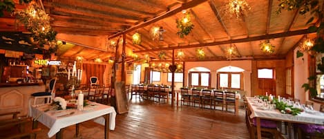 Petit déjeuner, déjeuner et dßner servis sur place