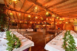 供應早餐、午餐及晚餐