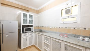 Deluxe Apartment, 1 Bedroom | Private kitchen | Fridge, microwave, electric kettle