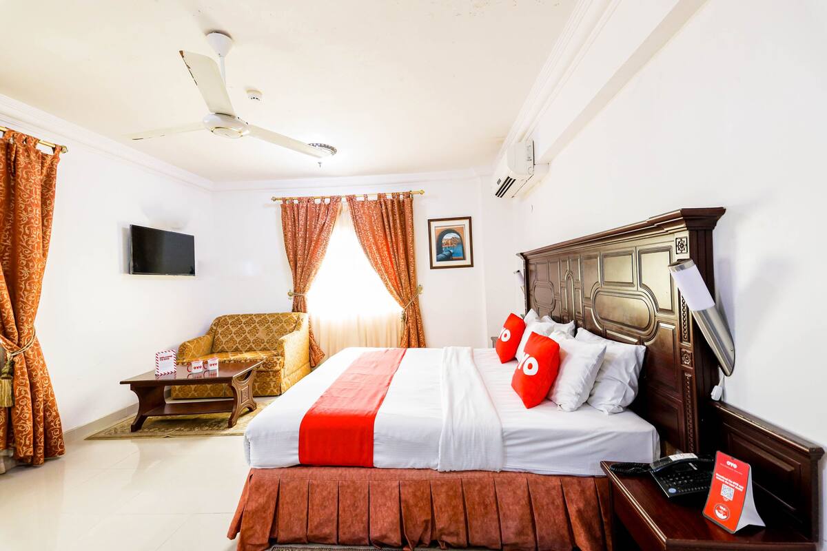 Deluxe Double Room | In-room safe, iron/ironing board, WiFi (free)