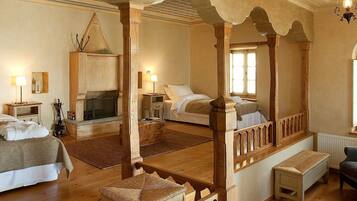 Deluxe Apartment, Balcony | 1 bedroom, minibar, desk, soundproofing