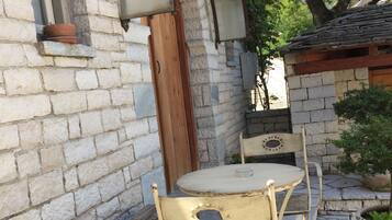 Deluxe Apartment | Courtyard view