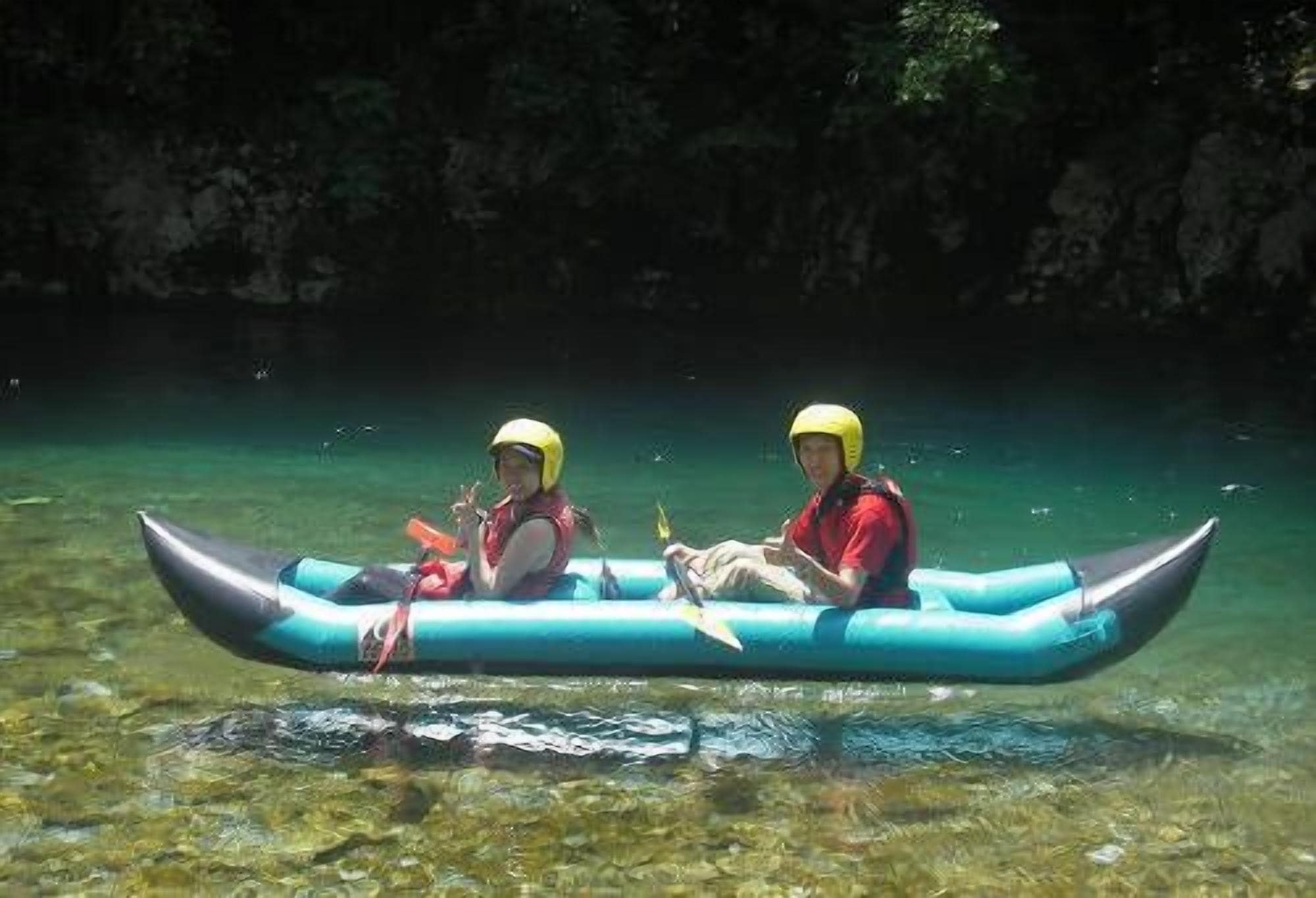 Dos personas en kayak sobre aguas tranquilas.