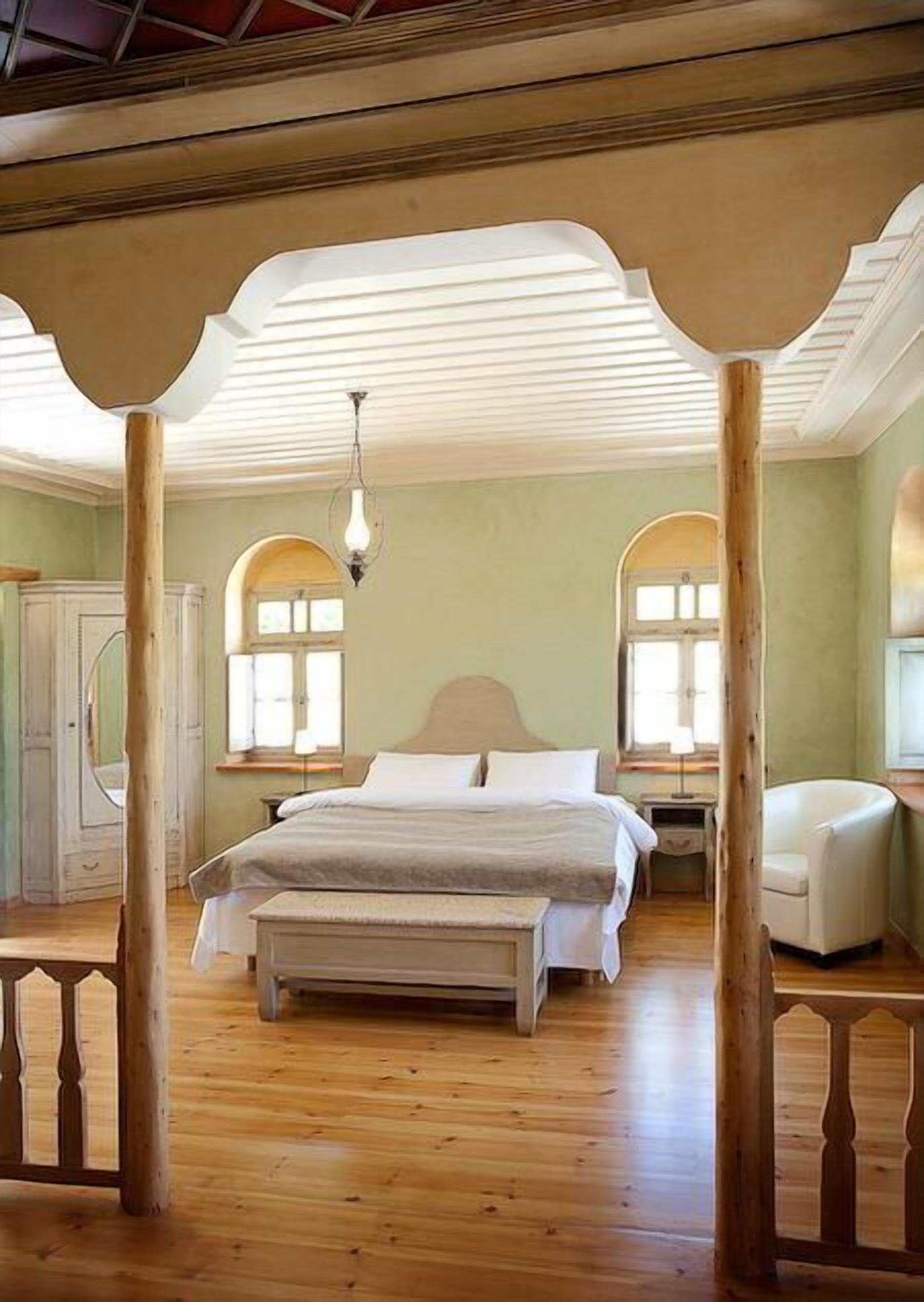 ميني بار ومكتب وتجهيزات عازلة للصوت ومكواة/لوح كي