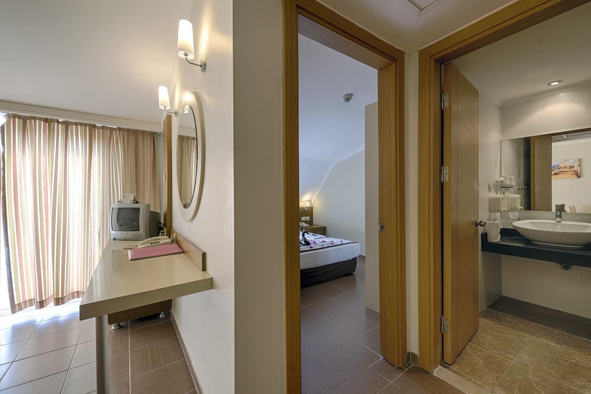 1 bedroom, desk, WiFi (free), bed sheets
