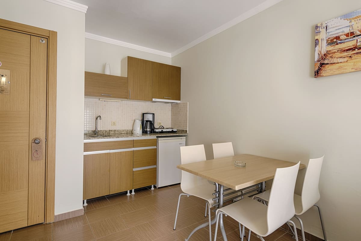 1 yatak odası, masa, ücretsiz kablosuz İnternet, çarşaf takımı