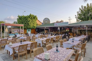 2 restaurants; breakfast, lunch, dinner and brunch served  - Risus Hotel Side (Manavgat)