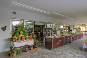 2 restaurantes, se sirve desayuno 