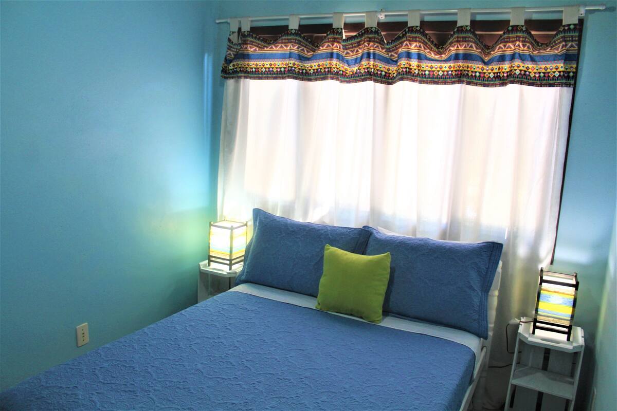 Minibar, free WiFi, bed sheets