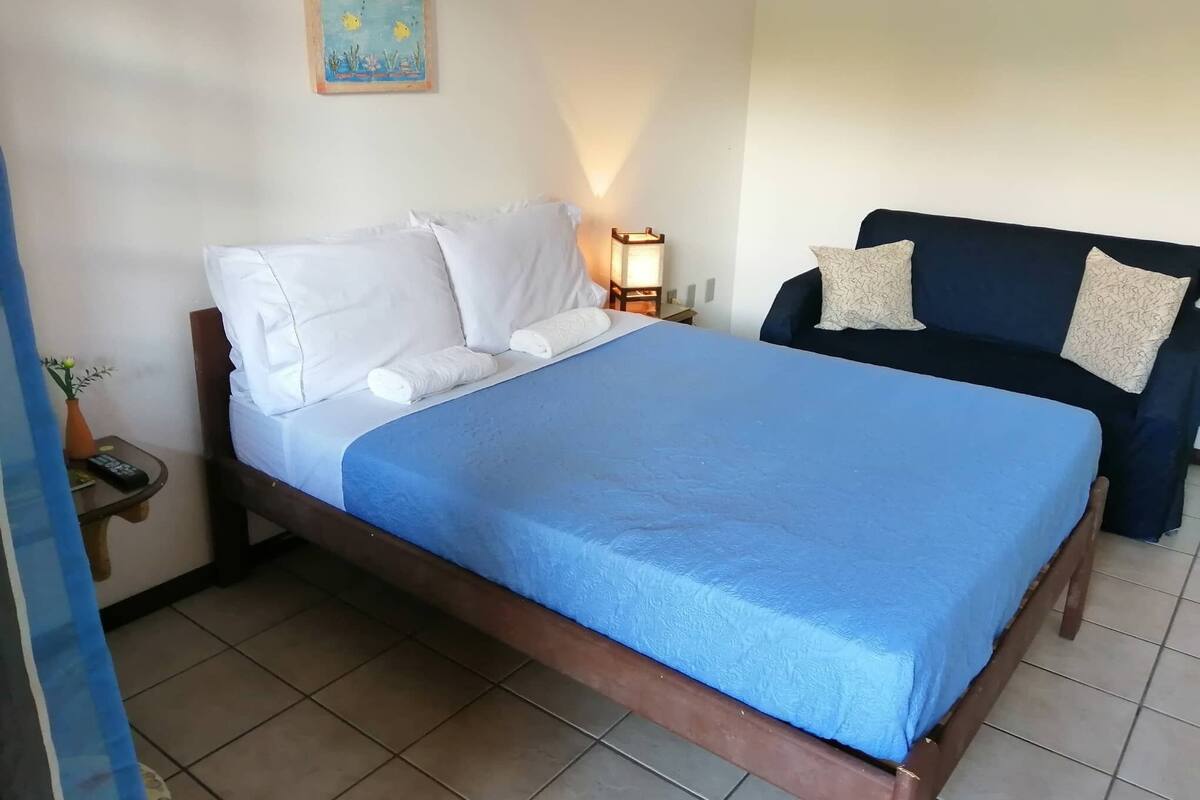 Minibar, free WiFi, bed sheets
