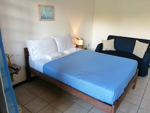 Minibar, free WiFi, bed sheets