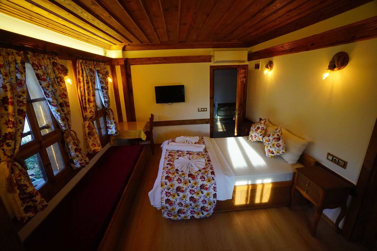 Premium bedding, minibar, desk, iron/ironing board