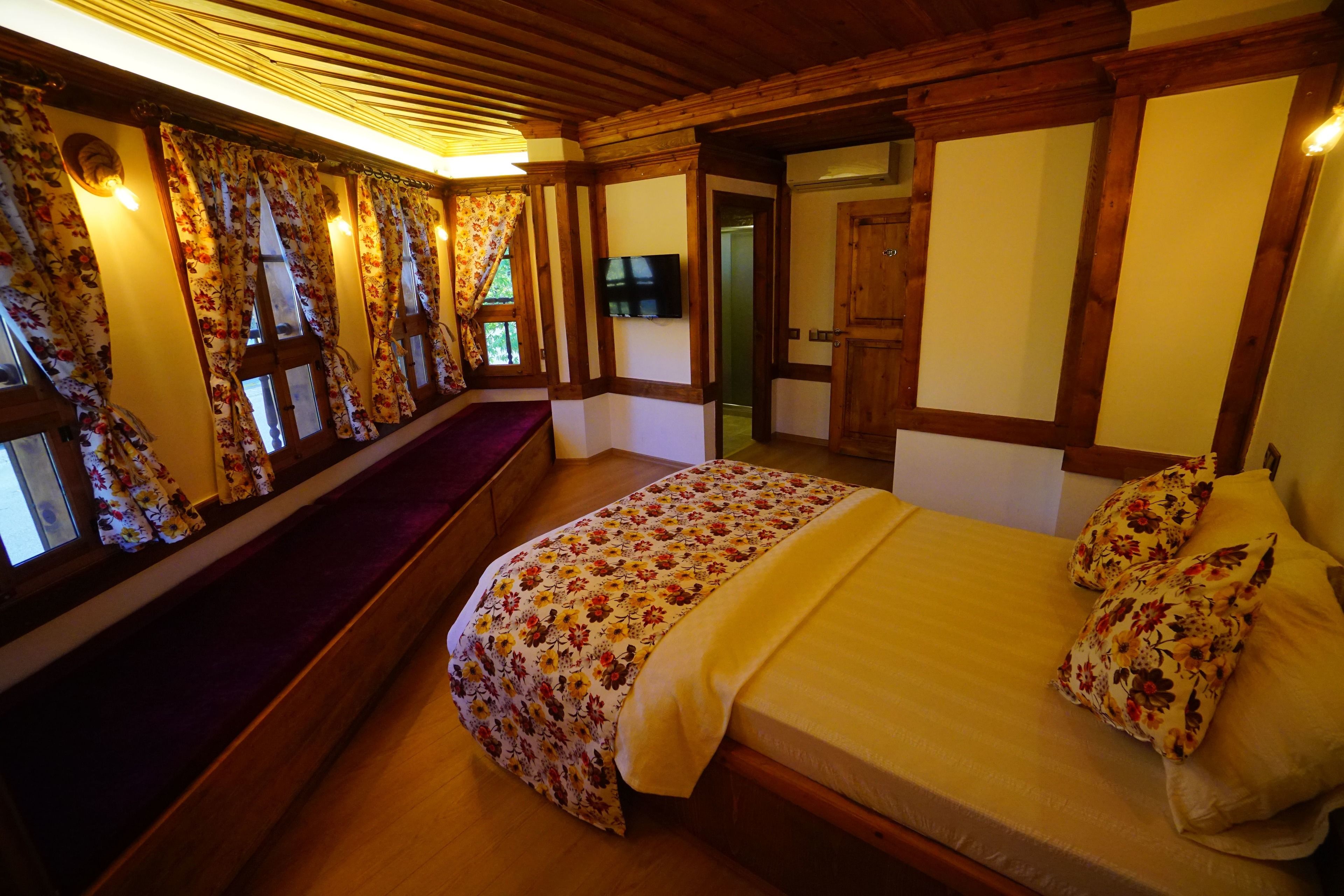 triple room | premium bedding, minibar, desk, iron/ironing board