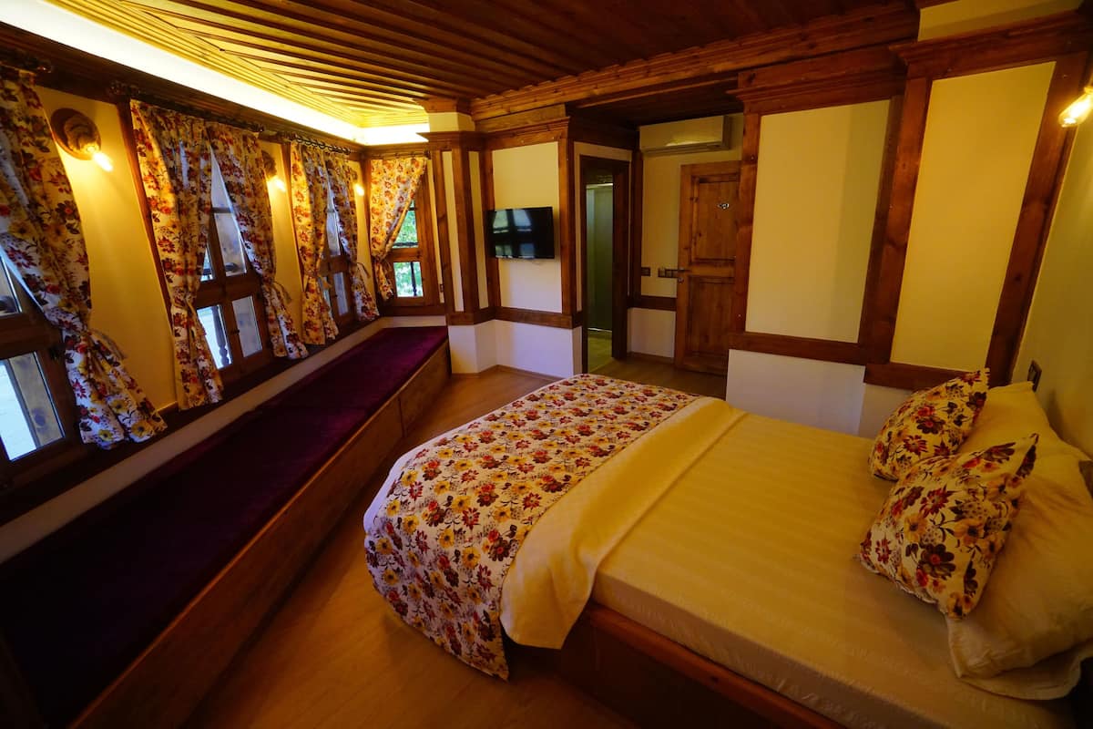 triple room | premium bedding, minibar, desk, iron/ironing board