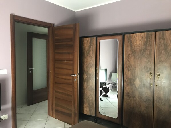Suíte família, 2 quartos | 1 quarto, escrivaninha, ferros/tábuas de passar roupa, berços grátis