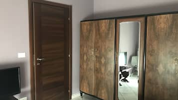 Suite familiar, 2 habitaciones | 1 habitación, escritorio y tabla de planchar con plancha