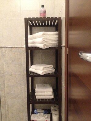 Shower, free toiletries, hair dryer, bathrobes - B&B via Roma suite (Ortona)