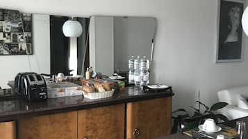 家庭套房, 2 間臥室 | 早餐區 | 含每日當地特色早餐
