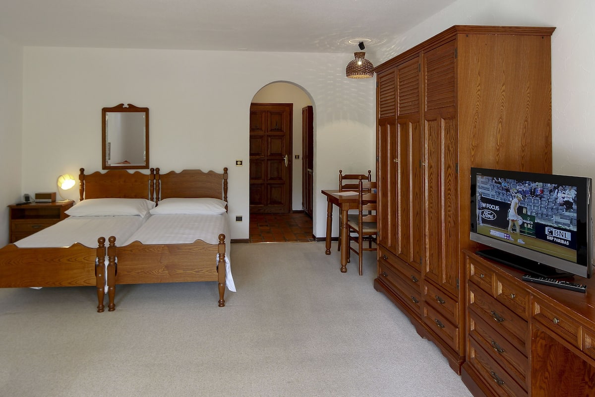 Family Double Room, Kitchenette | Hypo-allergenic bedding, in-room safe, desk, free cots/infant beds