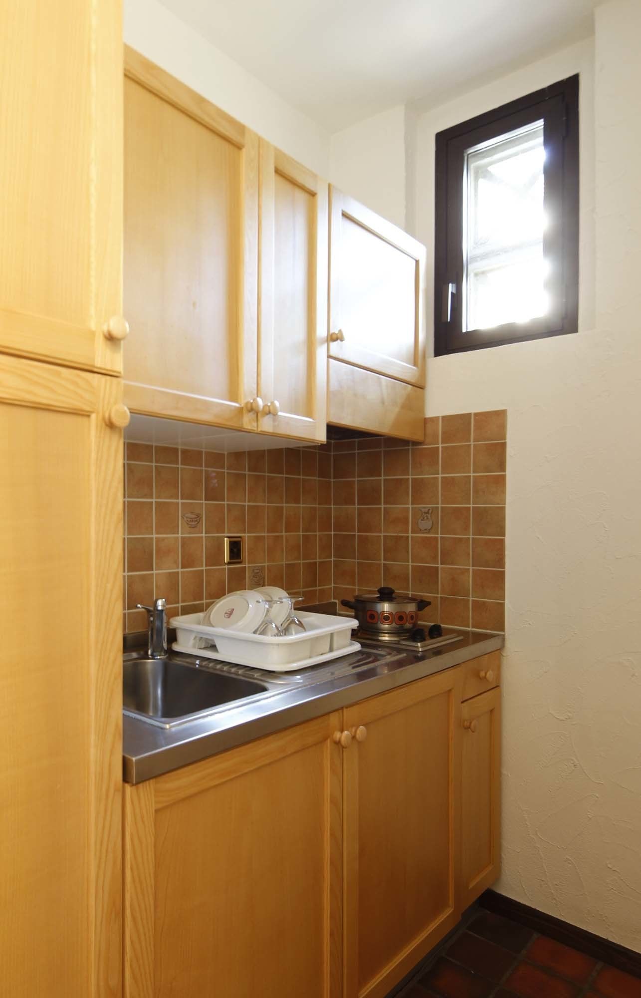 fridge, cookware/dishes/utensils