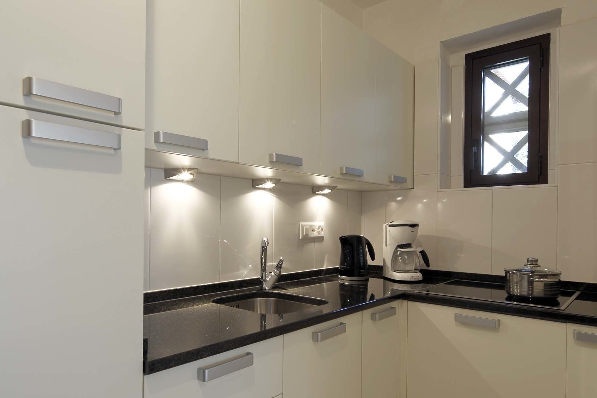 suite, 1 bedroom, kitchenette | private kitchen | fridge, cookware/dishes/utensils