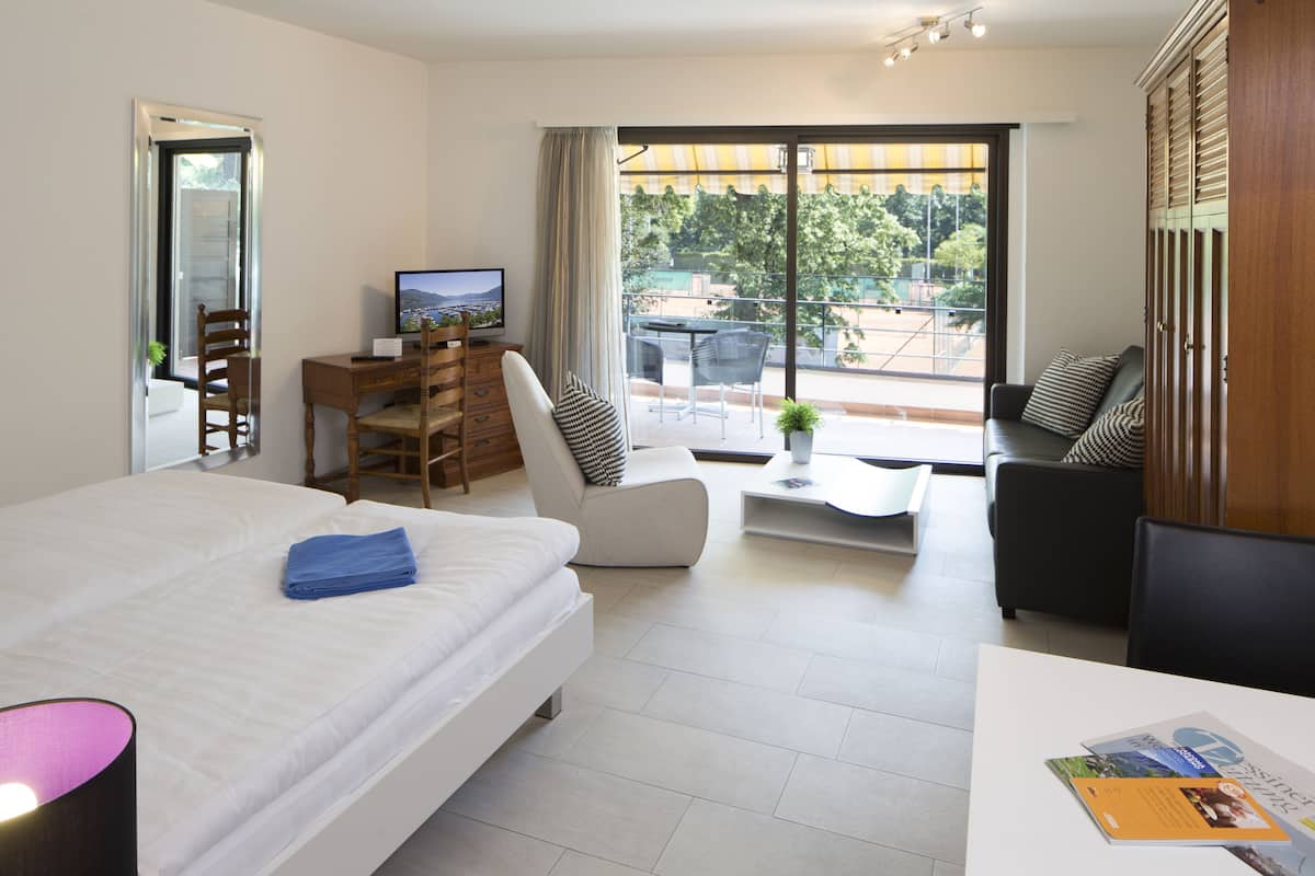 hypo-allergenic bedding, in-room safe, desk, free cots/infant beds