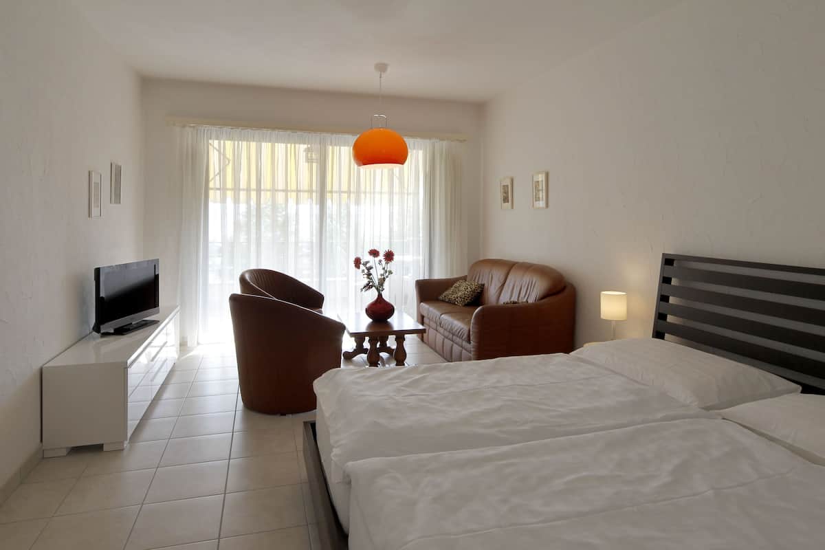 Suite, 1 Bedroom, Kitchenette | Hypo-allergenic bedding, in-room safe, desk, free cots/infant beds