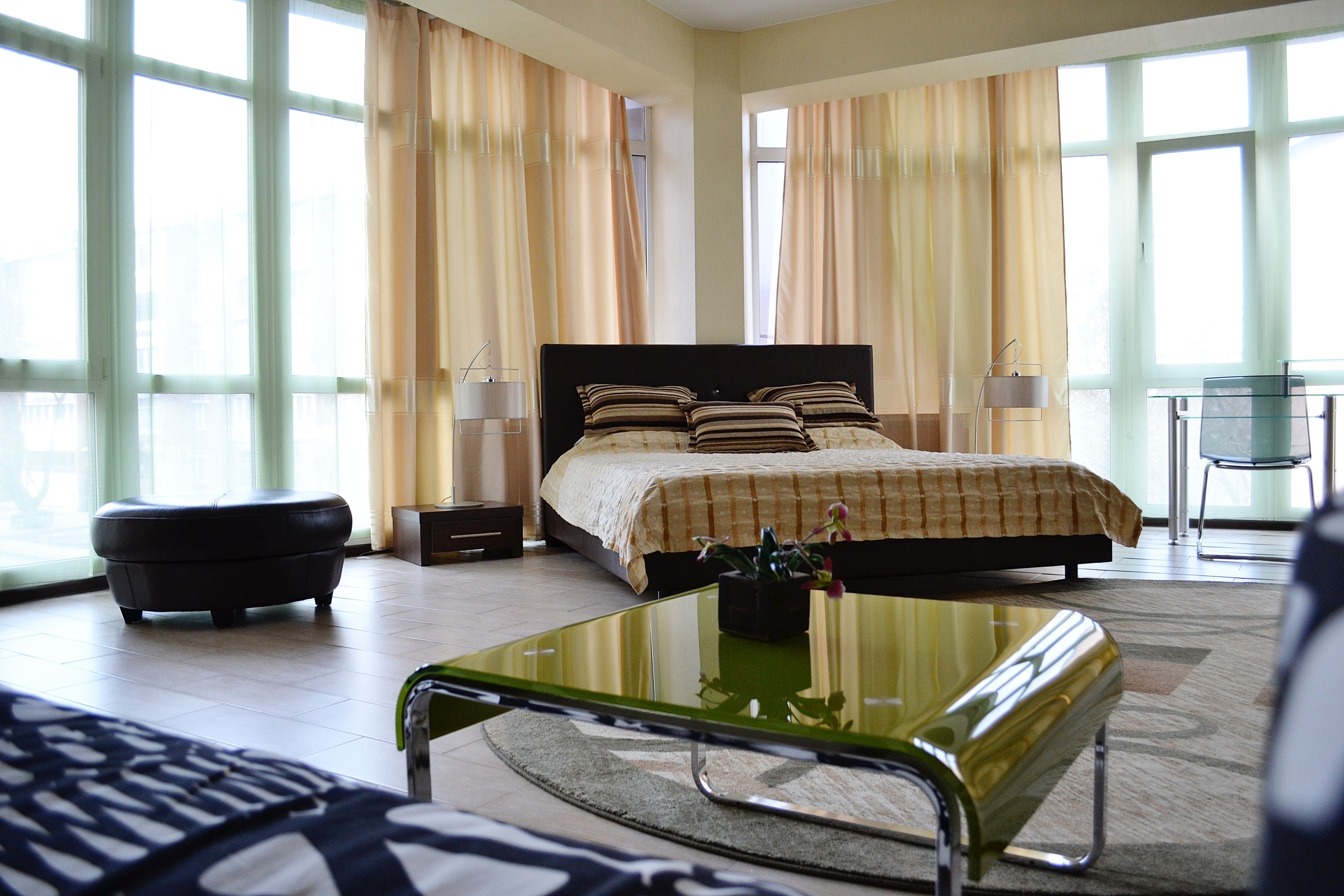 Suite | Skrivebord, blendingsgardiner og strykejern/-brett