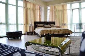 Suite | Skrivebord, blendingsgardiner og strykejern/-brett