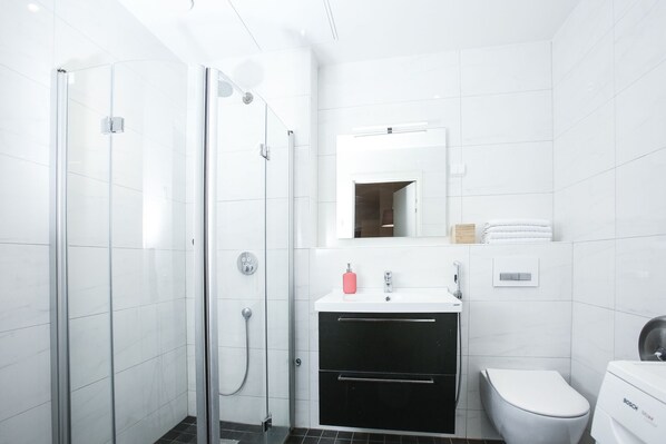 Appartement exécutif, 4 chambres (Fredrikinkatu) | Salle de bain | Douche, articles de toilette (gratuits), séchoir à cheveux, bidet