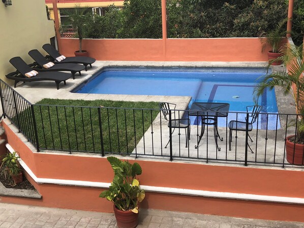 Outdoor pool, open 7 AM to 9 PM, sun loungers - Hotel Antigua Posada (Cuernavaca)
