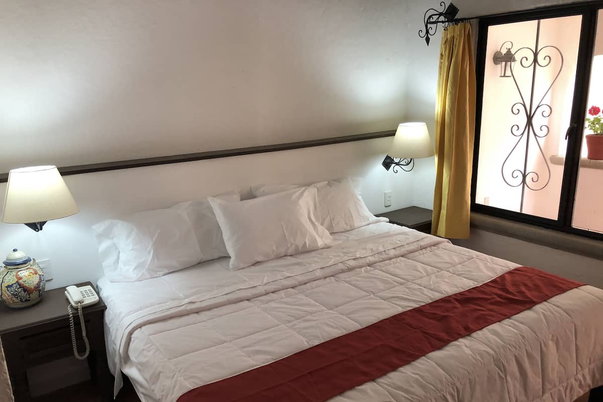 Habitación estándar, 1 cama King size | Escritorio, wifi gratis y ropa de cama 