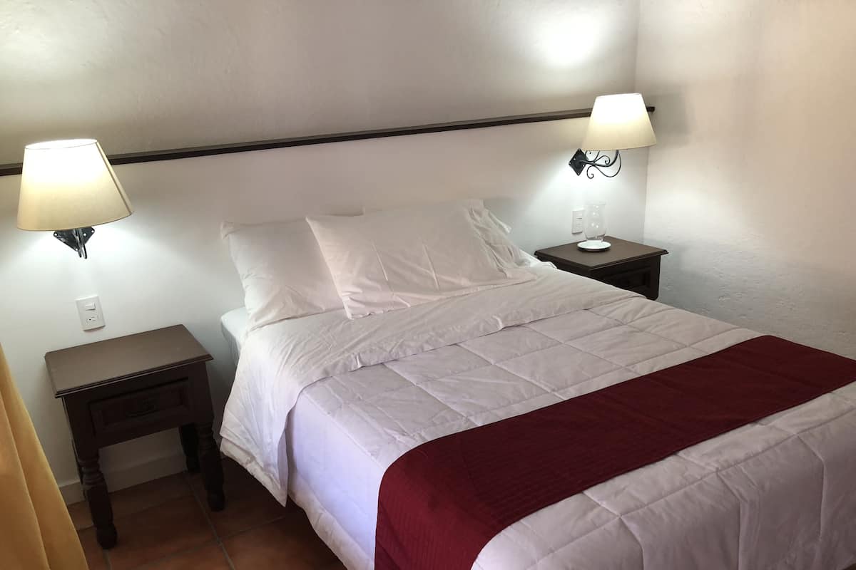 Habitación estándar, 1 cama matrimonial | Escritorio, wifi gratis y ropa de cama 