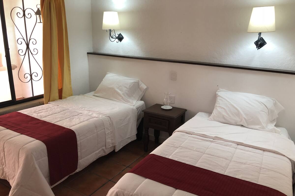Habitación individual, 2 camas individuales | Escritorio, wifi gratis y ropa de cama 