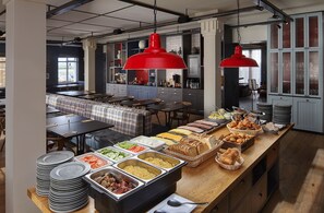 Se ofrece un desayuno bufé todos los días (por un coste adicional)