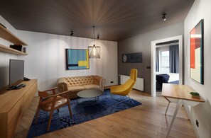 Junior Suite | Oppholdsområde | Flatskjerm-TV og leker