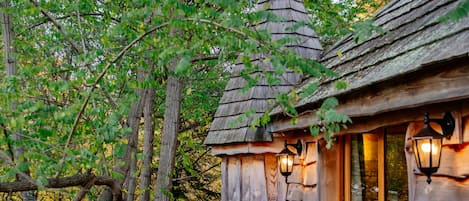 Casa de árbol, varias camas, para no fumadores (Château dans les arbres) | 1 habitación, muebles diferentes y tabla de planchar con plancha