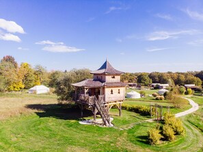 Individualmente mobiliados, ferros/tábuas de passar roupa, roupa de cama