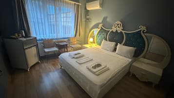 Standard Room | Bar mini, peti besi dalam bilik, meja, seterika/papan seterika